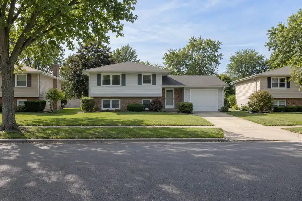 Illustration of a typical residential street in the Glendale Heights, IL area