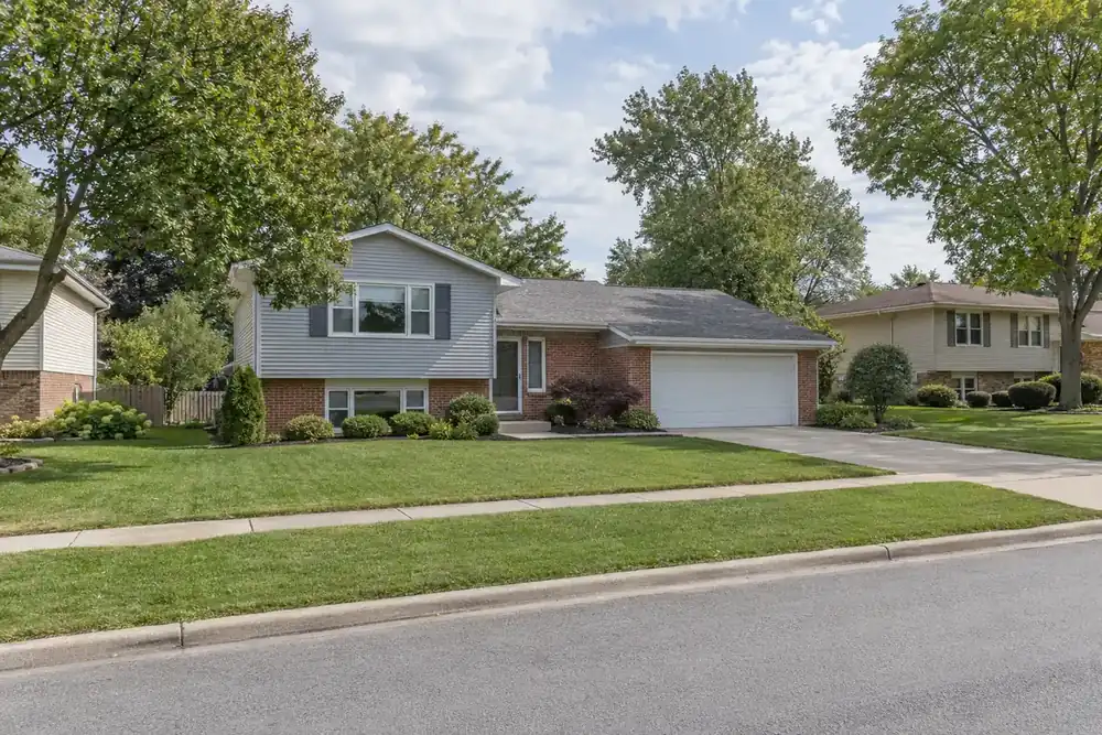 Illustration of a typical residential street in the Mundelein, IL area